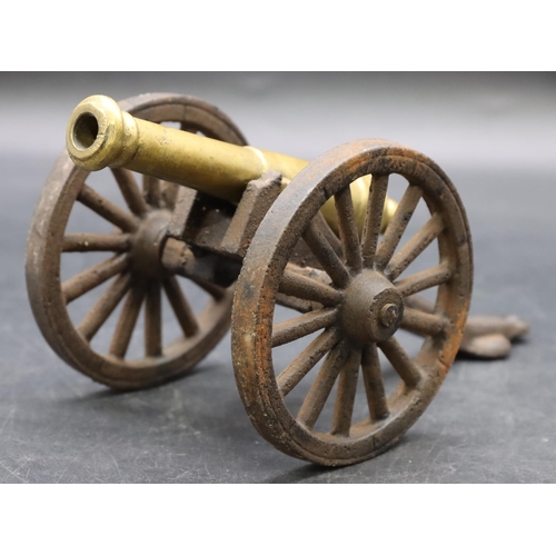 768 - A brass war time desk top cannon, 29cm long