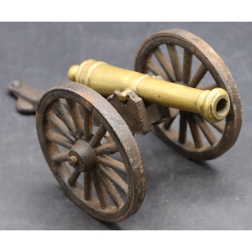 768 - A brass war time desk top cannon, 29cm long