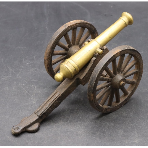 768 - A brass war time desk top cannon, 29cm long