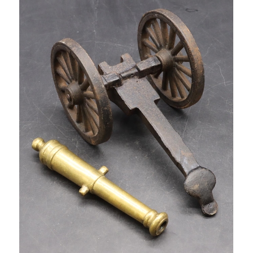 768 - A brass war time desk top cannon, 29cm long