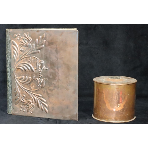 796 - An Arts & Crafts cylindrical copper biscuit barrel with embossed decorated cover, 15.5cm diameter, 1... 