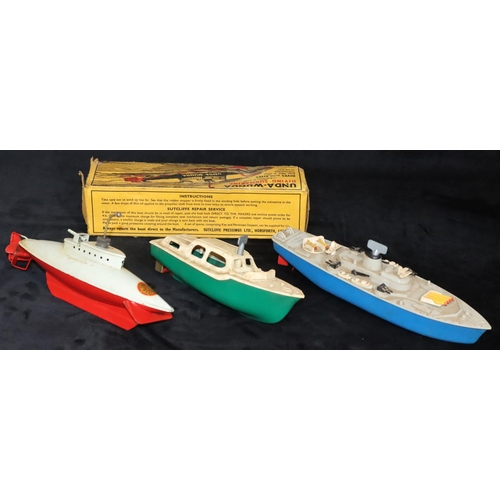 805 - A Sutcliffe Unda-Wunda clockwork diving submarine on grey and red ground (boxed), 2 Tri-Ang boats (3... 