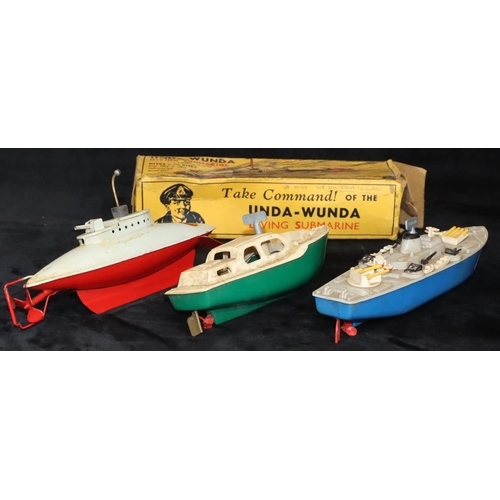 805 - A Sutcliffe Unda-Wunda clockwork diving submarine on grey and red ground (boxed), 2 Tri-Ang boats (3... 