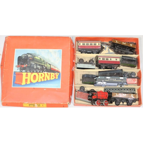 811 - A Hornby 0-Gauge railway set comprising of key wind engine, 10 various trucks and 2 x 00-Gauge carri... 