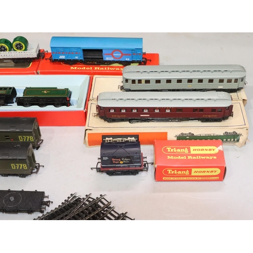 855 - Tri-Ang Hornby Britannia Class Locomotive and Tender (boxed), a Tri-Ang BR Freightliner wagon (boxed... 