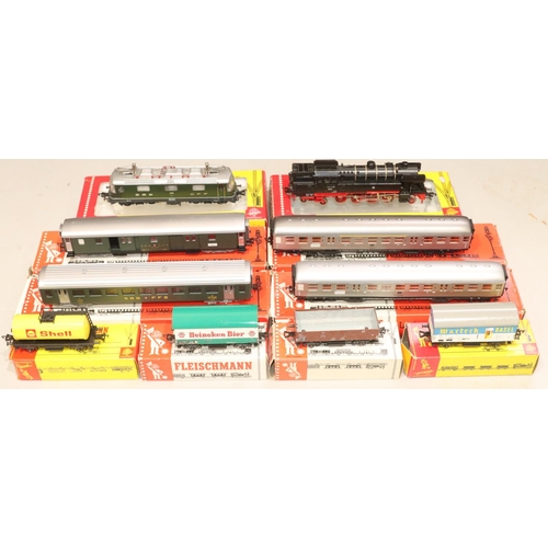 856 - A Fleischmann 1324 00-Gauge Locomotive (boxed), a Fleischmann 1349 Engine and 8 various carriages (a... 