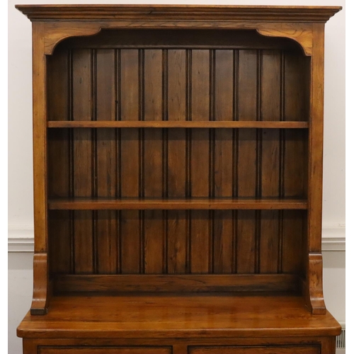 930 - A good quality Willis & Gambier vintage oak dresser with shelved back, 2 drawers with 2 panel doors ... 