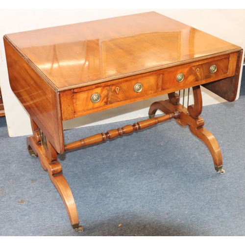 938 - A Regency mahogany sofa table with inlaid stringing, 2 drawers with drop brass ring handles, lyre en... 