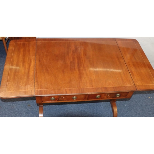 938 - A Regency mahogany sofa table with inlaid stringing, 2 drawers with drop brass ring handles, lyre en... 