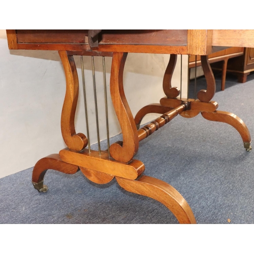 938 - A Regency mahogany sofa table with inlaid stringing, 2 drawers with drop brass ring handles, lyre en... 