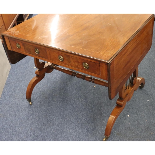 938 - A Regency mahogany sofa table with inlaid stringing, 2 drawers with drop brass ring handles, lyre en... 