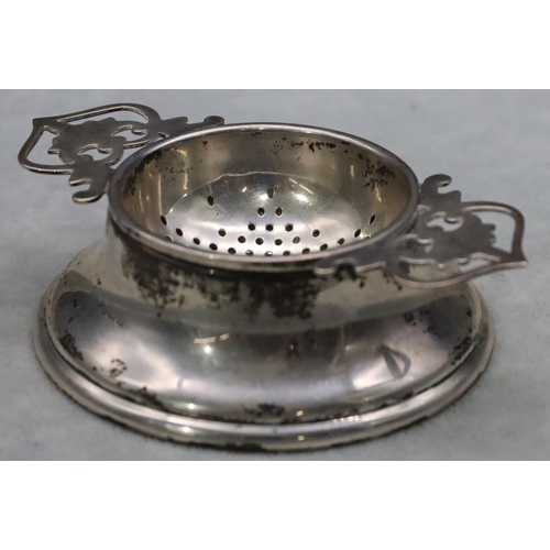 364 - A Birmingham silver round 2-handled tea strainer on matching stand, 1.9oz (2)