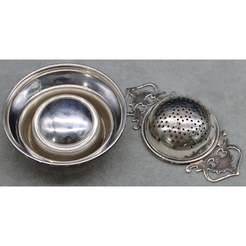 364 - A Birmingham silver round 2-handled tea strainer on matching stand, 1.9oz (2)