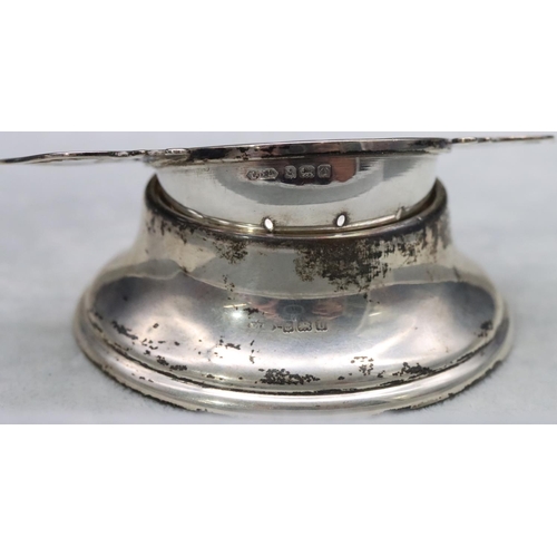 364 - A Birmingham silver round 2-handled tea strainer on matching stand, 1.9oz (2)