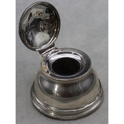 368 - A Birmingham silver round bulbous shaped inkwell with hinged lid (lid dented) on weighted base, 8.7c... 