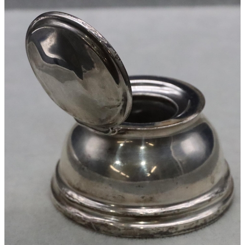 368 - A Birmingham silver round bulbous shaped inkwell with hinged lid (lid dented) on weighted base, 8.7c... 