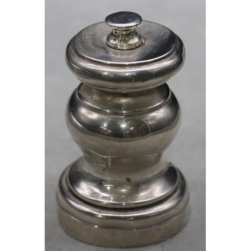 370 - A Birmingham silver round bulbous shaped pepper grinder, 8.5cm high