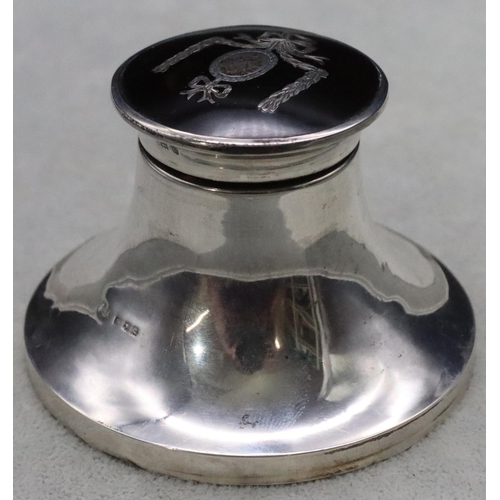 373 - A London silver circular inkwell with hinged tortoiseshell lid enclosing inner glass bottle on sweep... 