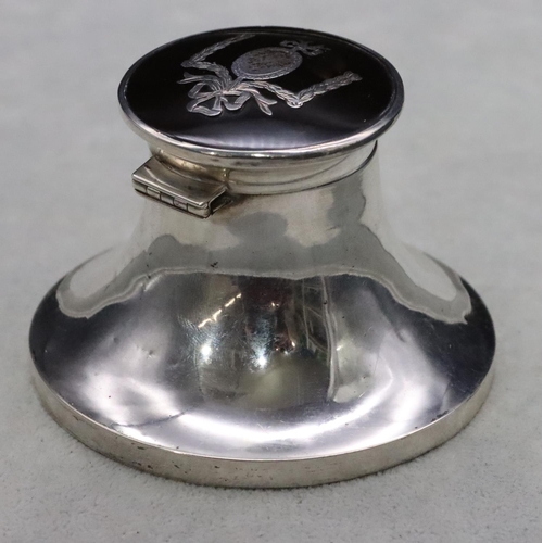 373 - A London silver circular inkwell with hinged tortoiseshell lid enclosing inner glass bottle on sweep... 