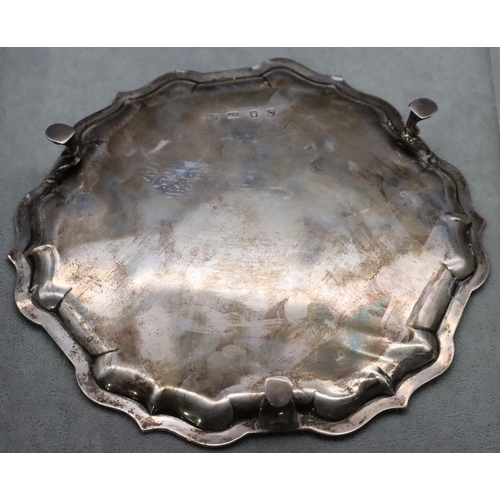 383 - A London silver pie crust card tray with 3 splayed hoof feet, 20.5cm wide, 9.8oz