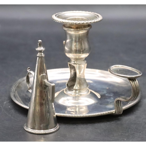 386 - An early George III silver chamber candlestick with snuffer (marks on snuffer worn), London 1772, 7.... 