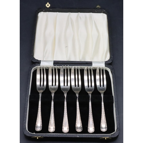 395 - A set of 6 Sheffield silver cake forks, 3.1oz (cased)