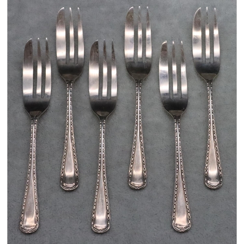 395 - A set of 6 Sheffield silver cake forks, 3.1oz (cased)