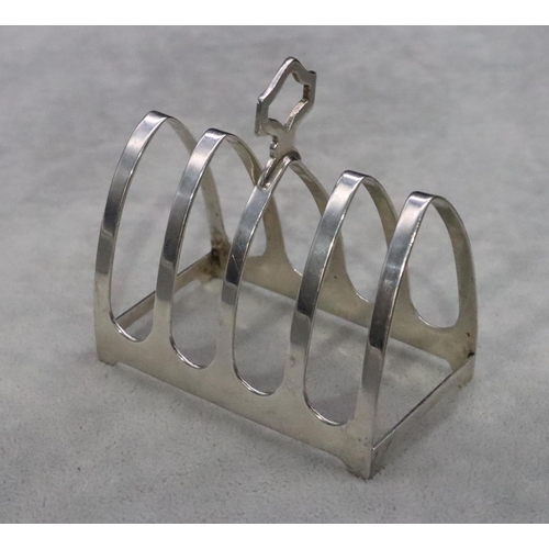 405 - A Sheffield silver 5-bar toast rack with centre carrying handle, maker Emily Viner, 7.6cm wide, 1.6o... 