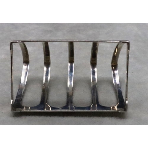 405 - A Sheffield silver 5-bar toast rack with centre carrying handle, maker Emily Viner, 7.6cm wide, 1.6o... 