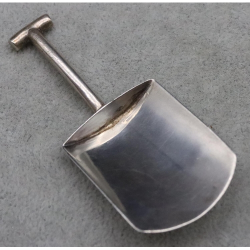 425 - A Sheffield silver novelty caddy spoon in the form of a shovel, maker's mark TB&S, 0.4oz