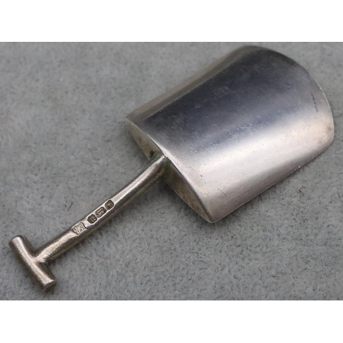 425 - A Sheffield silver novelty caddy spoon in the form of a shovel, maker's mark TB&S, 0.4oz