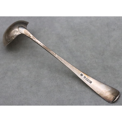 426 - A George IV Scottish silver small ladle with engraved crest, Glasgow 1873, maker Robert Grey & Son, ... 