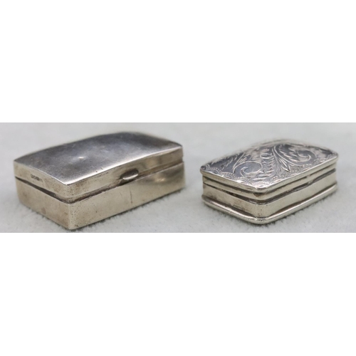 443 - 2 modern silver pill boxes with hinged lids, 1 with engraved floral and scroll decoration (2)