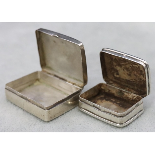 443 - 2 modern silver pill boxes with hinged lids, 1 with engraved floral and scroll decoration (2)