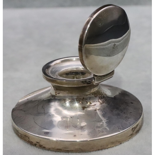 444 - A Birmingham silver round inkwell with hinged lid enclosing liner on sweeping base, 8.5cm diameter