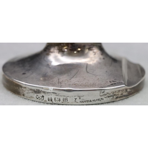 444 - A Birmingham silver round inkwell with hinged lid enclosing liner on sweeping base, 8.5cm diameter