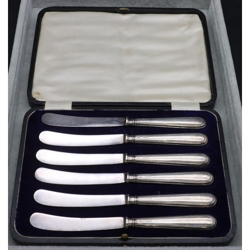 445 - A set of 6 Sheffield silver handled butter knives in fitted black leather case