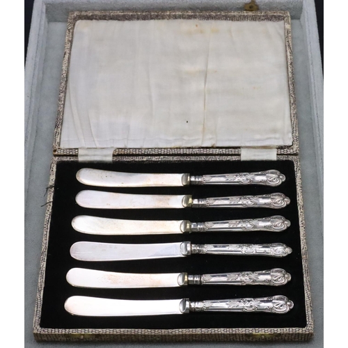 451 - A set of 6 Sheffield silver handled butter knives in fitted case