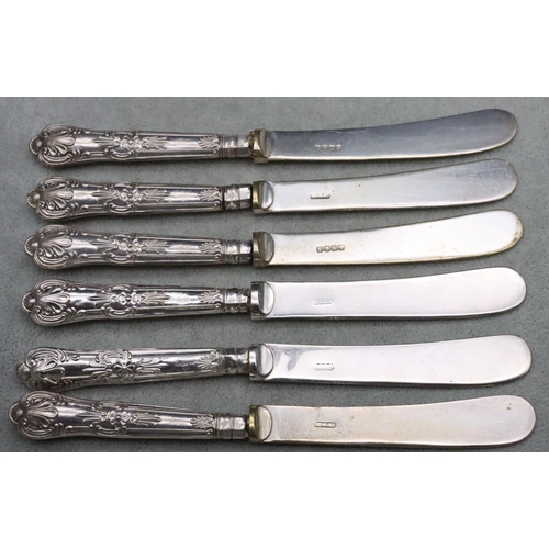 451 - A set of 6 Sheffield silver handled butter knives in fitted case