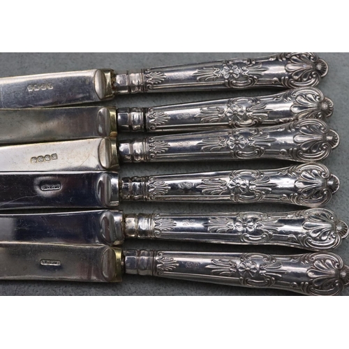 451 - A set of 6 Sheffield silver handled butter knives in fitted case