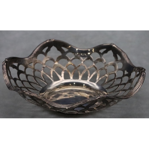 458 - A Birmingham silver round scallop shaped sweet meat dish with pierced gallery, 15cm diameter, 2.2oz