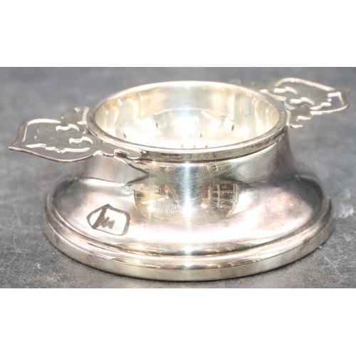 473 - A Birmingham silver round 2-handled tea strainer with pierced decoration, on stand, 2.1oz (2)