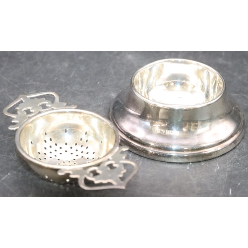 473 - A Birmingham silver round 2-handled tea strainer with pierced decoration, on stand, 2.1oz (2)