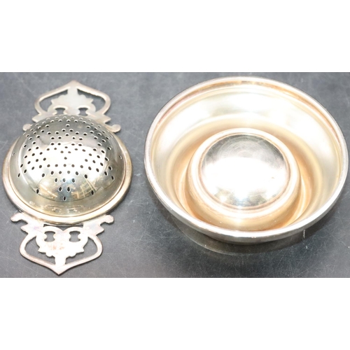 473 - A Birmingham silver round 2-handled tea strainer with pierced decoration, on stand, 2.1oz (2)