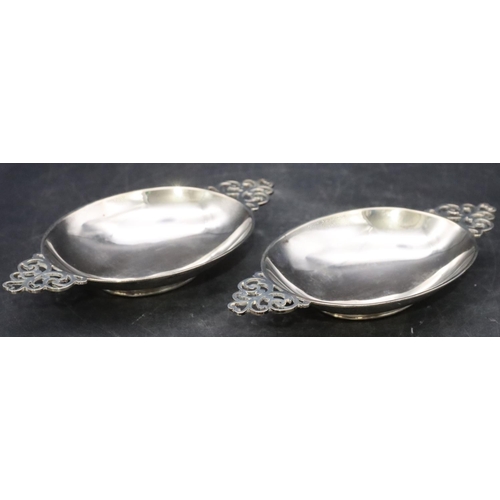 476 - A pair of Edward VII oval silver 2-handled sweet meat dishes with pierced handles, London 1904, 16.5... 