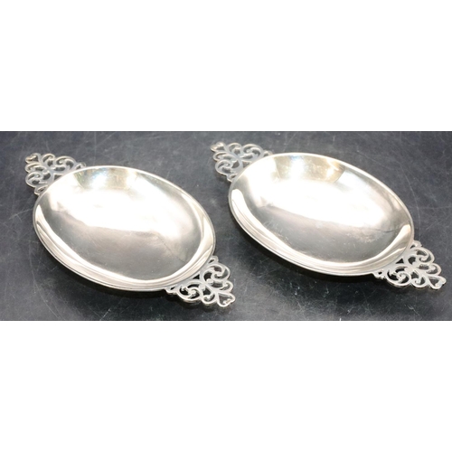 476 - A pair of Edward VII oval silver 2-handled sweet meat dishes with pierced handles, London 1904, 16.5... 