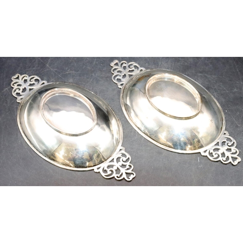 476 - A pair of Edward VII oval silver 2-handled sweet meat dishes with pierced handles, London 1904, 16.5... 