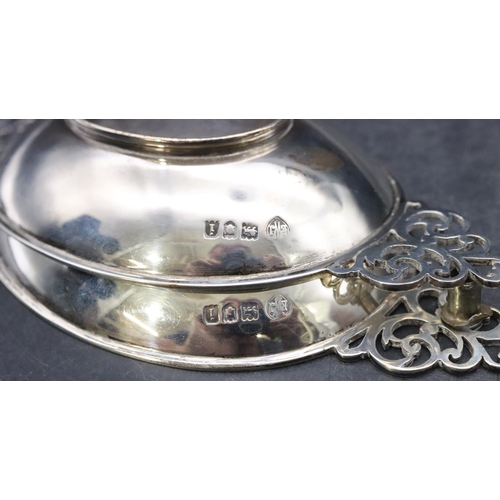 476 - A pair of Edward VII oval silver 2-handled sweet meat dishes with pierced handles, London 1904, 16.5... 