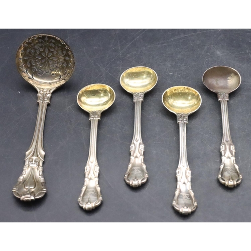 479 - A set of 4 Victorian silver salt spoons, London 1859 and a similar sifter spoon, 1858, 5.6oz (5)