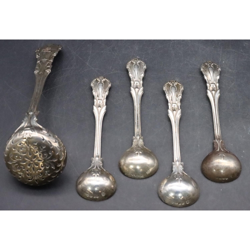 479 - A set of 4 Victorian silver salt spoons, London 1859 and a similar sifter spoon, 1858, 5.6oz (5)